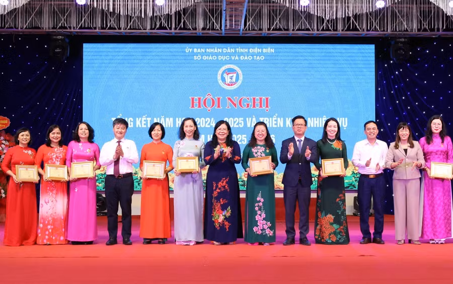 Các cá nhân có nhiều đóng góp cho ngành Giáo dục nhận Kỷ niệm chương “Vì sự nghiệp xây dựng và phát triển tỉnh Điện Biên”.