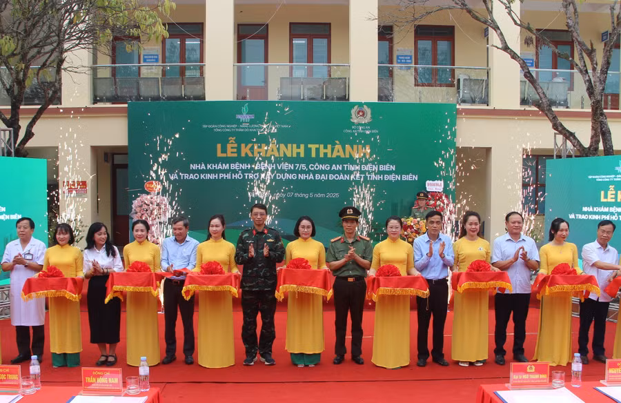 Các đại biểu cắt băng khánh thành Nhà khám bệnh Bệnh viện 7/5.