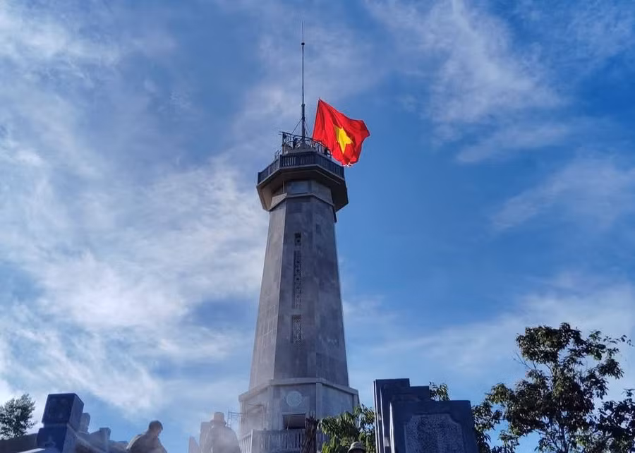 Lá cờ Tổ quốc tung bay trên Cột cờ A Pa Chải.