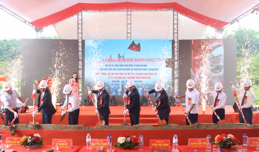Các đại biểu thực hiện nghi thức xúc cát khởi công tại buổi lễ.