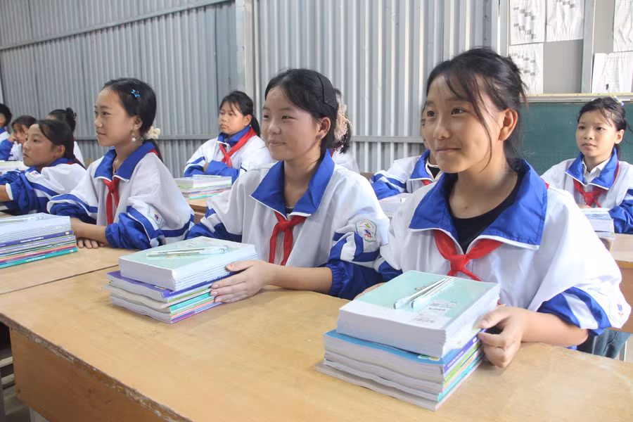 Học sinh Trường PTDTBT THCS Chiềng Sơ phấn khởi khi nhận được sách giáo khoa mới sau lễ khai giảng. 