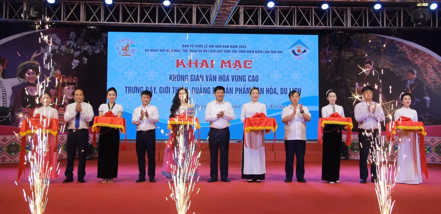 Các đại biểu cắt băng khai mạc Không gian văn hóa vùng cao và hoạt động trưng bày, giới thiệu sản phẩm văn hóa du lịch. 