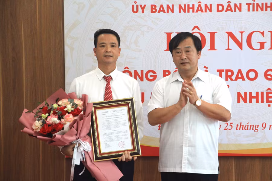 Phó Chủ tịch UBND tỉnh Điện Biên Vừ A Bằng (bên phải) trao quyết định bổ nhiệm chức vụ Phó Giám đốc Sở GD&ĐT cho ông Nguyễn Xuân Thuận. 
