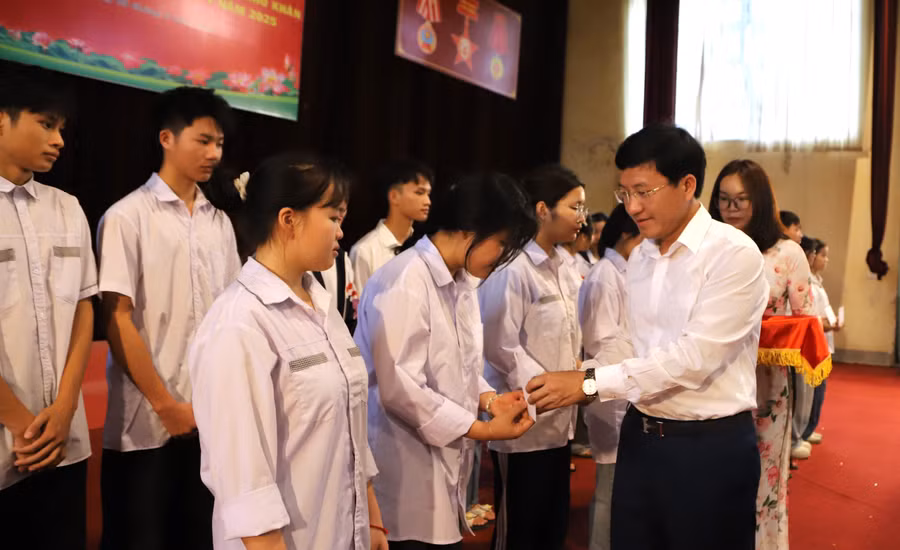 Ông Mùa A Vảng trao hỗ trợ cho học sinh có hoàn cảnh khó khăn của Trường PTDTNT tỉnh Điện Biên. 