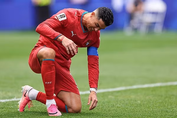 Hành động lạ của Ronaldo giữa trận Bồ Đào Nha - Colombia