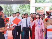 Học sinh Bắc Ninh vinh dự chào đón lãnh đạo Đảng, Nhà nước chung vui ngày khai giảng.