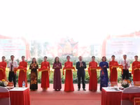Đại biểu cắt băng khánh thành công trình.