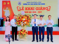 Đại diện lãnh đạo phường Láng chúc mừng nhà trường.