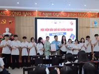 TS Vũ Hoài Phương cùng sinh viên trao quà, chụp ảnh với đại diện Trường THPT Chuyên Hạ Long.