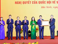 Tổng Bí thư, Chủ tịch nước Tô Lâm trao Nghị quyết của Quốc hội về thành lập TP Bắc Ninh.