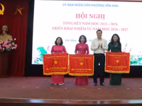 Thừa ủy quyền, ông Nguyễn Quốc Khánh, Bí thư Đảng ủy phường Yên Hòa trao Cờ thi đua TP Hà Nội cho các đơn vị. 