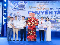 Đại diện Ban liên lạc tặng quà, chụp ảnh lưu niệm với Ban giám hiệu nhà trường.