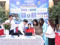 Đại biểu tham quan gian giới thiệu “Mô hình chuyển đổi số trong công tác quản trị nhà trường”.