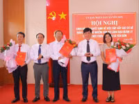 Lãnh đạo xã Yên Sơn trao quyết định, chúc mừng các tân Hiệu trưởng.
