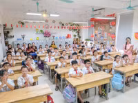 Học sinh Thủ đô hân hoan đón chào năm học mới (Ảnh TL).