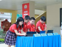 Học sinh Trường Tiểu học Kim Đồng ứng dụng công nghệ trong học tập.