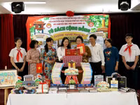 Lãnh đạo phường Ba Đình cùng đại biểu tham quan tủ sách cộng đồng của nhà trường.