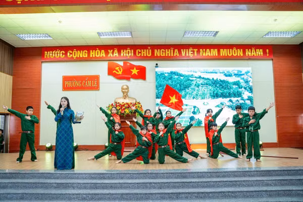 Giáo viên và học sinh tham gia hội thi kể chuyện.