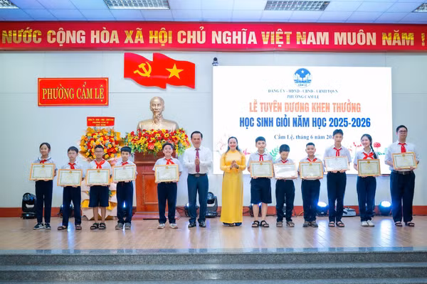 Hai phường tại Đà Nẵng đồng loạt vinh danh hàng trăm học sinh xuất sắc