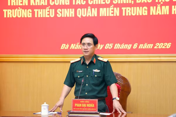 Thiếu tướng Phan Đại Nghĩa - Phó Tư lệnh kiêm Tham mưu trưởng Quân khu 5 phát biểu tại hội nghị. Ảnh: Kiều Linh Quân khu 5