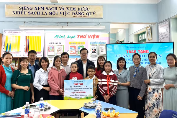 Trao sách cho Trường Tiểu học số 2 Hòa Phước. 