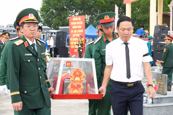 Đoàn đại biểu đưa hài cốt liệt sĩ về nơi an táng tại Nghĩa trang Liệt sĩ thôn An Hội Bắc 1 (xã Nghĩa Giang).