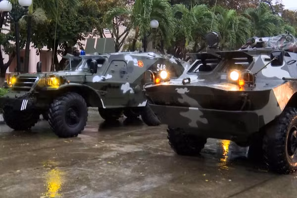 Lực lượng quân đội và xe thiết giáp sẵn sàng hỗ trợ Nhân dân ứng phó với mưa lũ. Ảnh: Quang Cường, Bộ CHQS Đà Nẵng