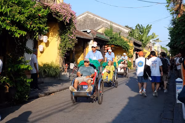 Du khách tham quan phố cổ Hội An.