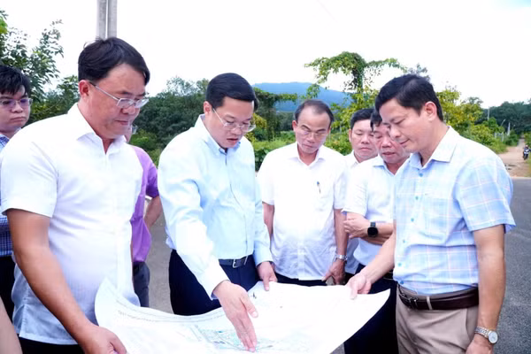 Ông Nguyễn Đức Tâm (thứ 2, từ trái qua), Chủ tịch UBND tỉnh Quảng Ngãi kiểm dự án Trường phổ thông nội trú Tiểu học & THCS các xã biên giới. Ảnh: Cổng TTĐT Quảng Ngãi