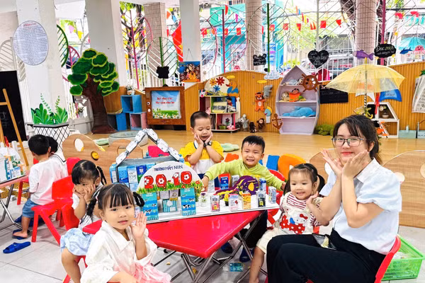 Cô giáo và trẻ Trường Mầm non 20-10 (Đà Nẵng). 
