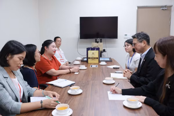 Đại diện Trường Cao đẳng Đà Nẵng, làm việc với Tổng Lãnh sự Nhật Bản tại Đà Nẵng.