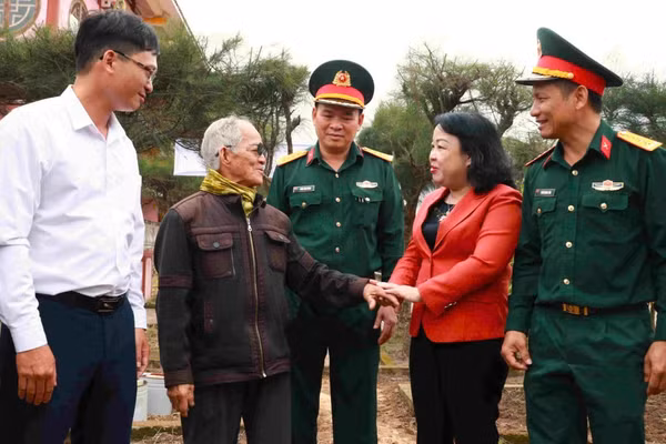 Lãnh đạo chính quyền địa phương cùng Bộ Chỉ huy quân sự tỉnh Đắk Lắk thăm người dân vùng lũ ở xã Hòa Thịnh trước thềm năm mới Bính Ngọ. Ảnh: Quang Hùng, QK5.