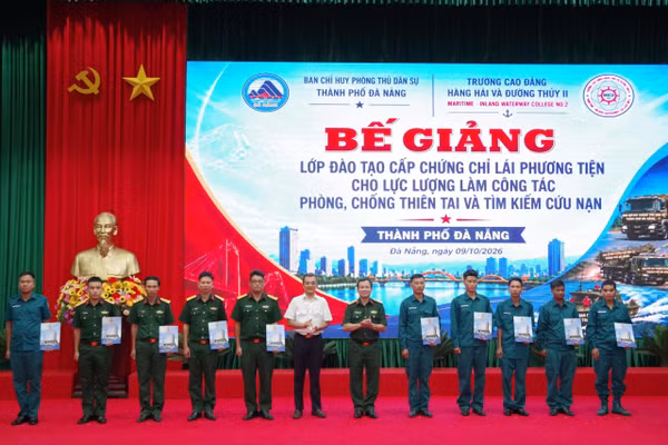 Trao chứng chỉ lái phương tiện thủy nội địa cho cán bộ, chiến sĩ. Ảnh: Quang Cường, Bộ CHQS Đà Nẵng