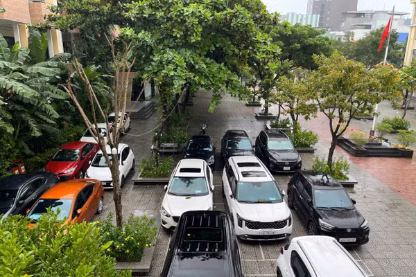 Trường Tiểu học Võ Thị Sáu (phường Hải Châu, TP Đà Nẵng) mở cửa để ô tô và xe máy vào đỗ tránh ngập lụt. 