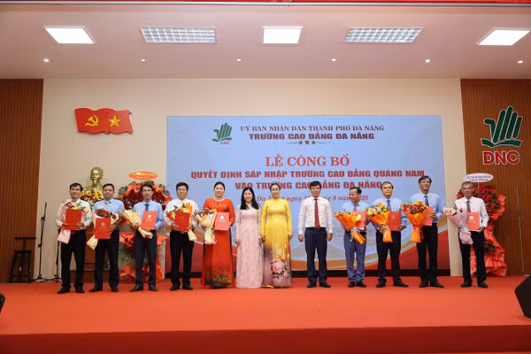 Bà Nguyễn Thị Anh Thi (thứ 6 từ phải sang), Phó Chủ tịch UBND TP Đà Nẵng trao Quyết định bổ nhiệm quyền Hiệu trưởng Trường Cao đẳng Đà Nẵng cho PGS.TS Vũ Thị Phương Anh (áo dài đỏ) và các Phó Hiệu trưởng.