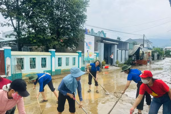 Cán bộ, giáo viên, nhân viên cùng phụ huynh Trường Mầm non Hoa Phượng Đỏ và Trường Mầm non Măng Non hỗ trợ các trường bị ngập lụt dọn vệ sinh sau lũ. 