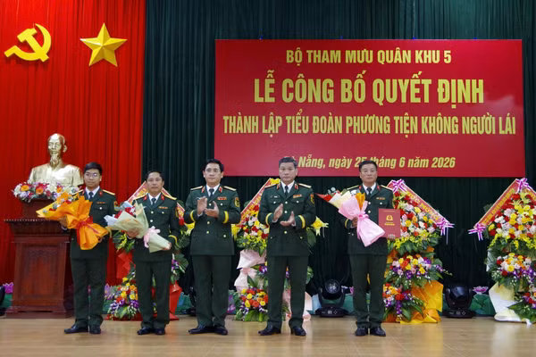 Trao quyết định thành lập Tiểu đoàn Phương tiện không người lái. 