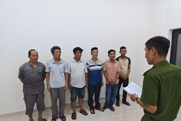 Công an tạm giữ hình sự với những người liên quan. Ảnh: Công an cung cấp