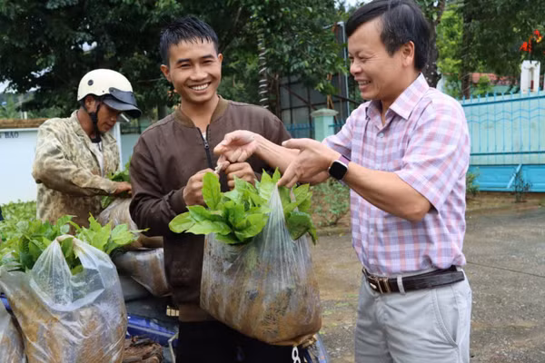 Ông Trần Quốc Huy - Chủ tịch UBND xã Tu Mơ Rông trao món quà cho bà con.
