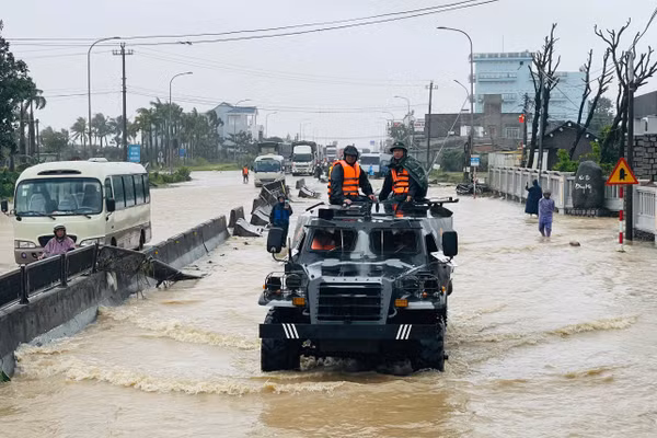 Xe thiết giáp có mặt ở vùng lũ để hỗ trợ nhu yếu phẩm cho người dân. 