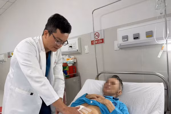 Bác sĩ kiểm tra sức khỏe của bệnh nhân sau phẫu thuật. Ảnh: BVCC