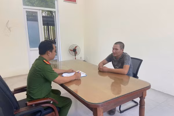 Đỗ Thanh Tùng (áo xám) tại cơ quan Công an. Ảnh: Công an cung cấp