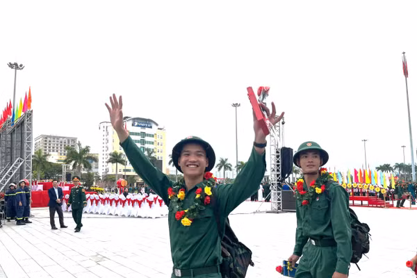 Thanh niên phường Hải Châu (Đà Nẵng) lên đường nhập ngũ. 