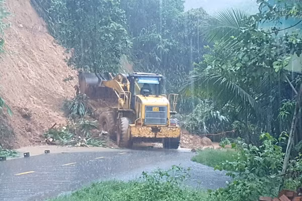 Một số đường ở miền núi Đà Nẵng bị sạt lở do mưa lớn kéo dài.