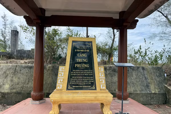 Di tích khảo cổ học cảng Trung Phường. 