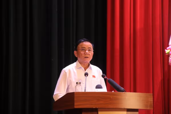 Ông Trần Cẩm Tú, Ủy viên Bộ Chính trị, Thường trực Ban Bí thư, trả lời các ý kiến của cử tri.
