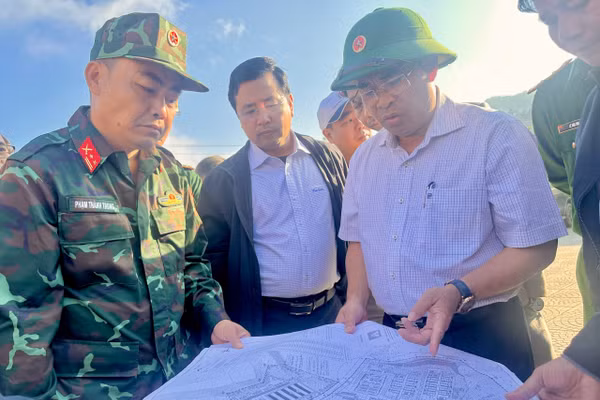 Ông Trần Anh Tuấn (bên phải), Phó Chủ tịch UBND TP Đà Nẵng kiểm tra tiến độ triển khai xây dựng Trường Phổ thông nội trú liên cấp xã Hùng Sơn. Ảnh: A Lăng Hương