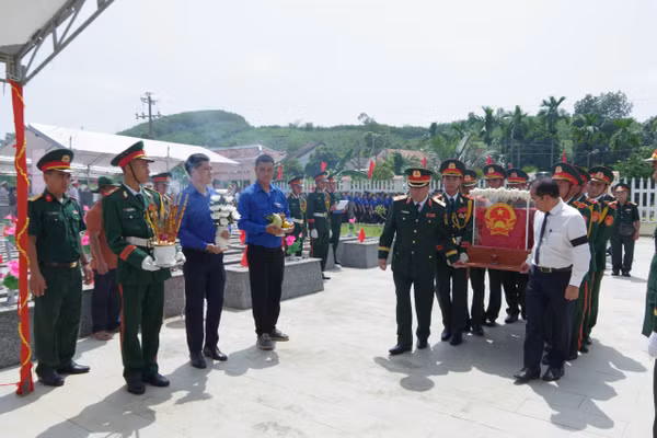 Không khí trang nghiêm tại buổi lễ an táng và truy điệu. 