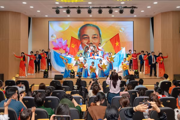 Liên khúc múa hát gồm: “Lời ru Âu Lạc”, “Bài ca Hồ Chí Minh” và “Tuổi trẻ thế hệ Bác Hồ".
