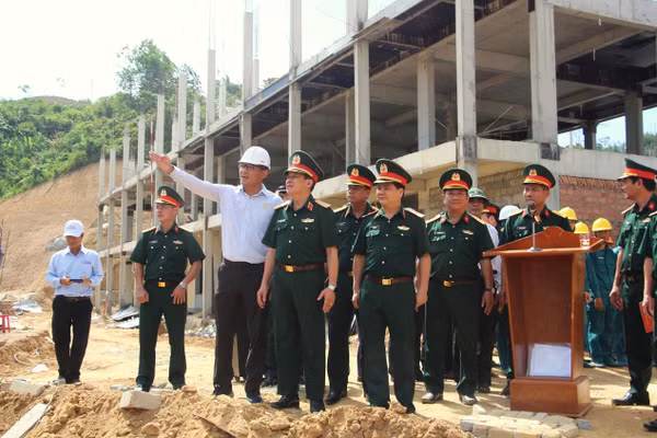 Đại diện Tổng cục Chính trị Quân đội nhân dân Việt Nam thăm và kiểm tra công trình trường nội trú vùng biên. 